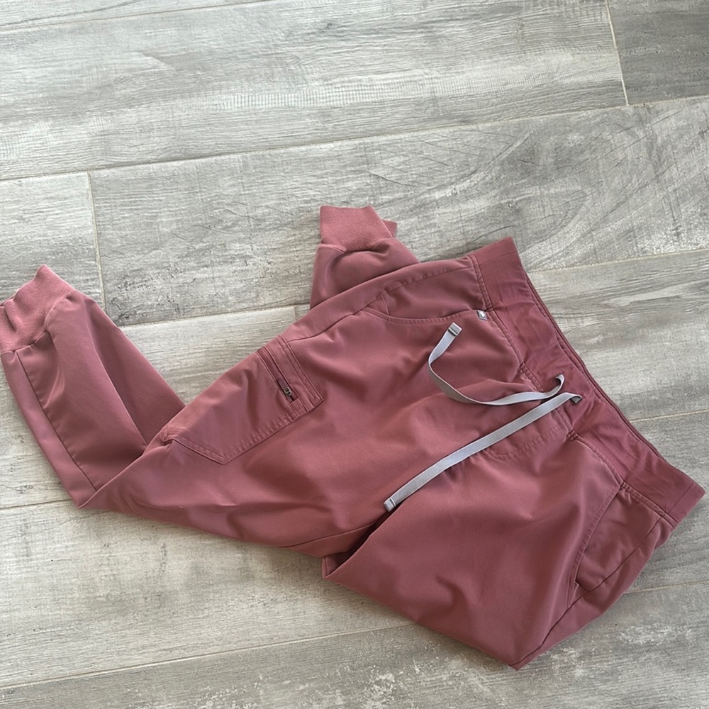 Figs Pink Jogger Sweatpants with Elastic Cuffs scrubs